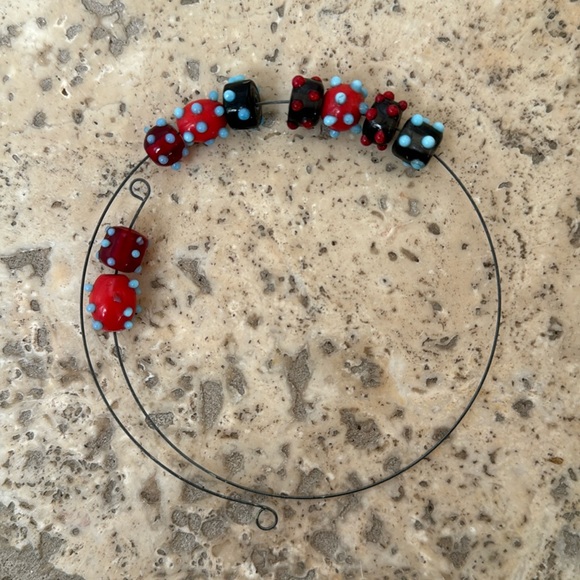 Glass bead necklace on flexible wire - Picture 1 of 3